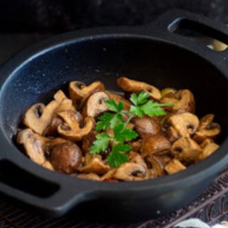 Champin̈ones al ajillo