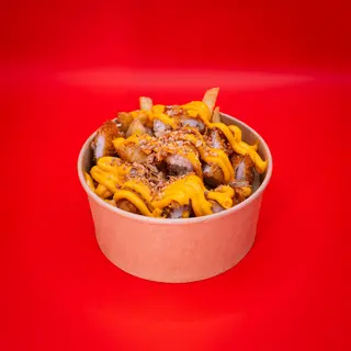 Crispy chicken loaded fries (crispy pui, cașcaval, usturoi, cedar și ceapă crispy)