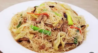 39A. Fideos de arroz chinos con tres delicias