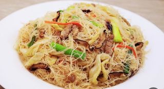 39A. Fideos de arroz chinos con tres delicias