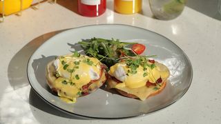 ბენედიქტი ბეკონით და ყველით