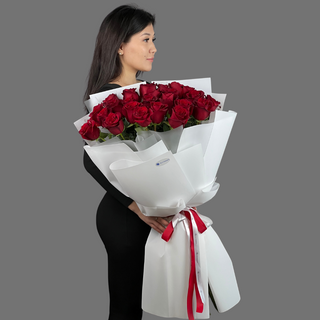 25 красных Голландских роз 90 см 