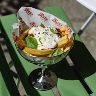 კარტოფილი ფრი მარინარათი & სტრაჩატელათი