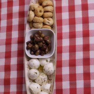 Platito de Aceitunas Italianas Gourmet, Perlitas de Mozzarella y Taralli