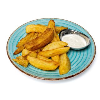 Пържени картофки по селски с чеснов сос и сирене