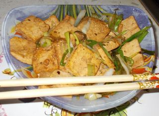 Tofu saltato con cipollotti