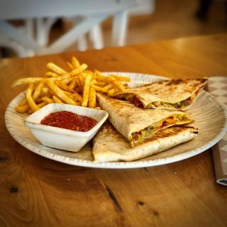 Веджи кесадия с пържени картофки (300г)