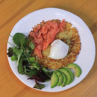 Сніданок з деруном та рибою