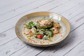 Avocada la gratar cu creveți si sos de nuci