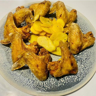 Alitas de pollo con patatas (ración)