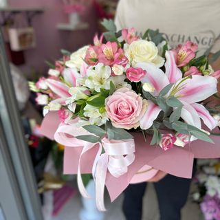 Голяма кутия с лилиум, рози, алстромерии и еустоми #278