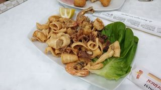 Fritto di calamari e gamberi