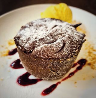 COUNT`S CHOCOLATE DELIGHT - lava cake 