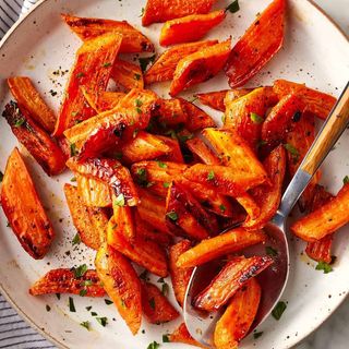 Cartofi la tigaie cu speck, ceapă roşie, unt