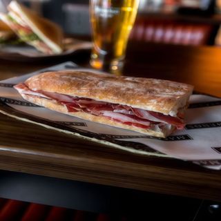 Bocadillo de jamón ibérico 100% de bellota D.O. extremadura