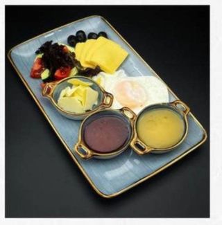 Большой завтрак на тарелке с сыром