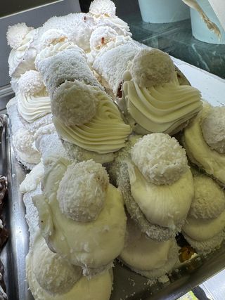 Cannoli Raffaello con cocco rape e crema al cocco