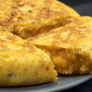 Tortilla de patata y cebolla muy cremosa