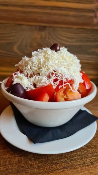 Paradajz salata sa sirom i maslinama