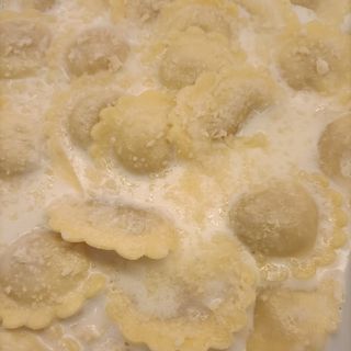 Ravioli alla zucca con fonduta di parmigiano 