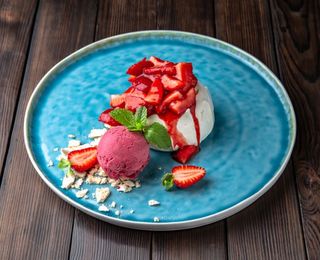 Prăjitură Pavlova cu fructe de pădure şi cremă