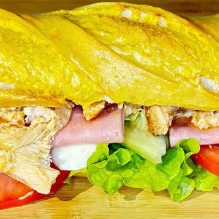 Bocadillo 2 (Vegetal De Pollo) + patatas fritas 