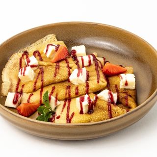 Блины с моцареллой и ягодным конфитюром