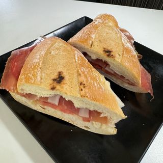 Bocadillo De Jamón Serrano Y Tomate