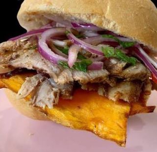 Hamburguesa picoteo+ racion de patatas  + bebida