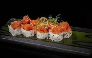 82 Uramaki Salmón Picante (8 Uds.)/Spicy Salmon Uramaki (8 pcs.)