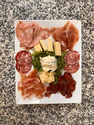 Affettati e formaggi con schiacciata