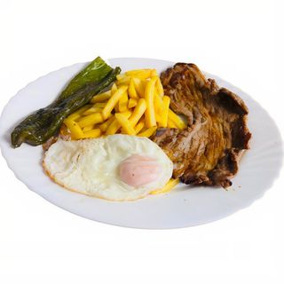 Filete De Ternera huevo frito, patatas fritas y pimiento 