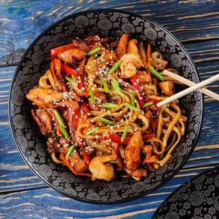 Удон з куркою та креветкою (400 гр)