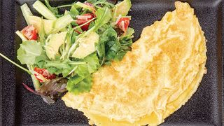 Омлет с 4 яйца и свежа салата (290г)