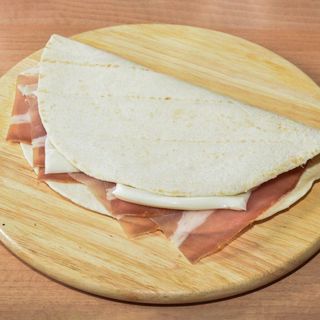 Prosciutto crudo, formaggio, pomodoro e insalata