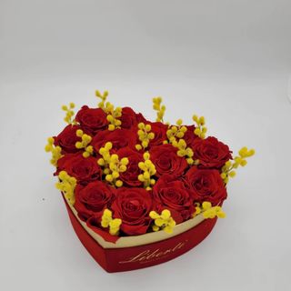 Scatola grande forma cuore rosso 14 rose rosse  e mimosa