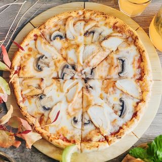 Пицца с курицей и грибами