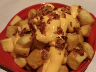 Ración de patatas bravas