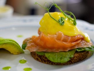 Яйце Бенедикт з лососем і шафрановим соусом