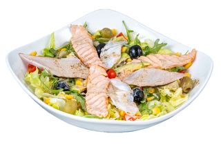 62. Insalata con pesci misti scottati
