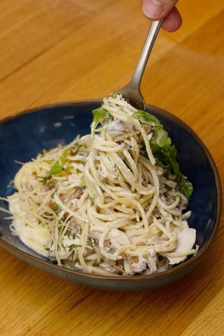 Спагеті з курячим м'ясом та грибами (370г)