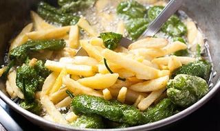 Patatas con alioli, salsa brava y pimientos del padrón