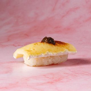 Nigiri Brie Flambeado con Trufa (2 uds)