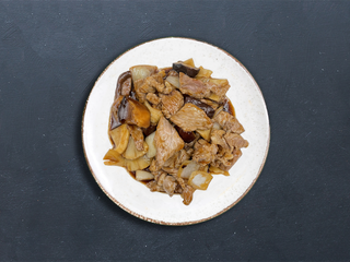 Cerdo con Bambú Y Setas Chinas