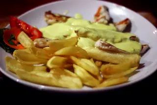 Piletina u curry sosu sa prilogom