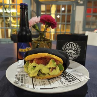 Arepa con chicharron frito y aguacate