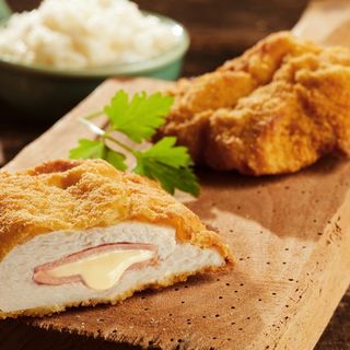 Cordon Bleu cu sos de ciuperci si cartofi wedges