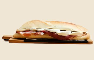 Panino con prosciutto crudo e mozzarella di bufala
