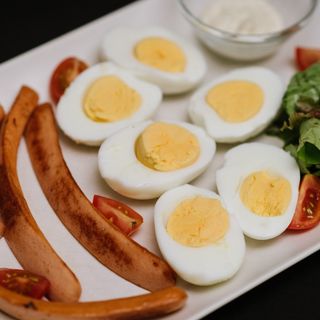 Kuvana jaja sa prženim viršlama (DO 12h)