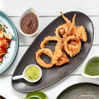 Хрупкави и златисти калмари поднесени с лимоново - горчичен сос(200г)